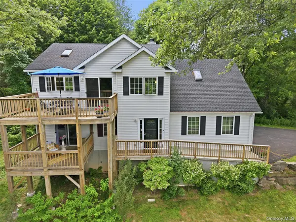 15 Meadow DR, Red Hook, NY 12571