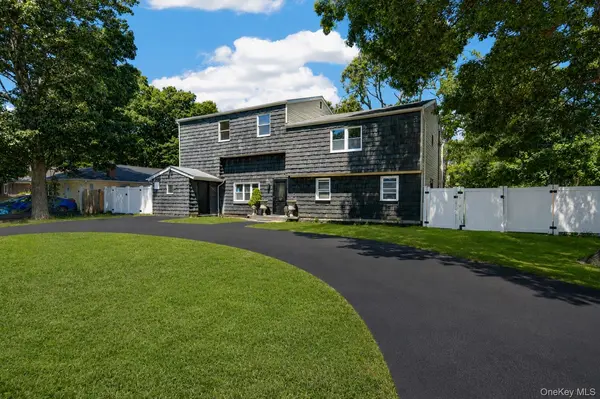 3 Lee PL, Mastic, NY 11950