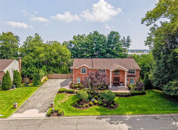 20 Stirrup LN, Muttontown, NY 11791