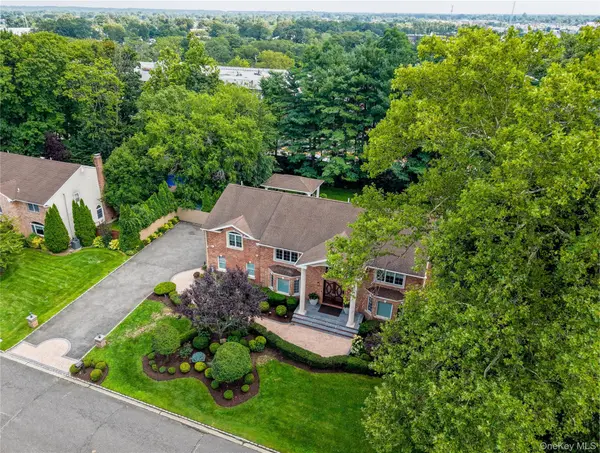 20 Stirrup LN, Muttontown, NY 11791