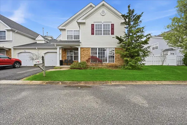 10 Casey LN, Middle Island, NY 11953
