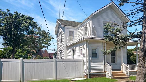76 Oak ST, Patchogue, NY 11772