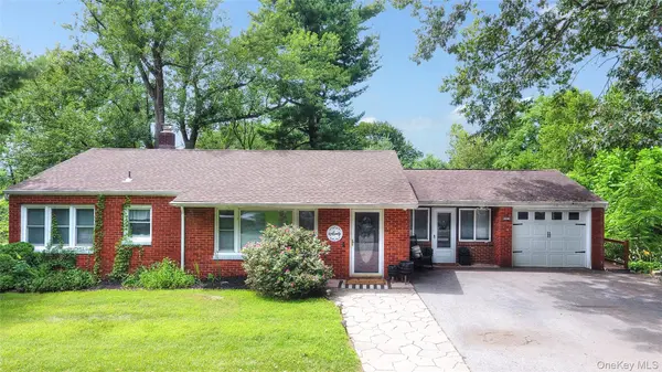 10 Oak Ridge DR, New Windsor, NY 12553