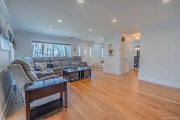 484 Washington AVE, Lindenhurst, NY 11757