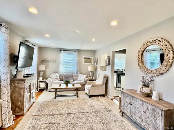260-08 74th AVE #2nd Floor, Glen Oaks, NY 11004