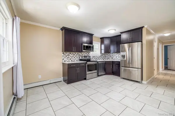 9 Robinson DR, Shirley, NY 11967