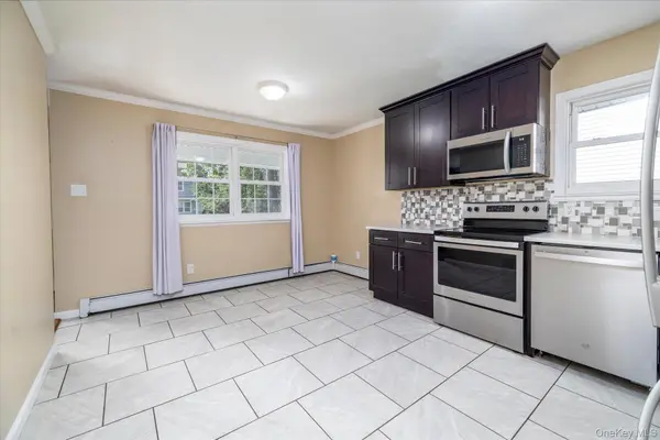 9 Robinson DR, Shirley, NY 11967