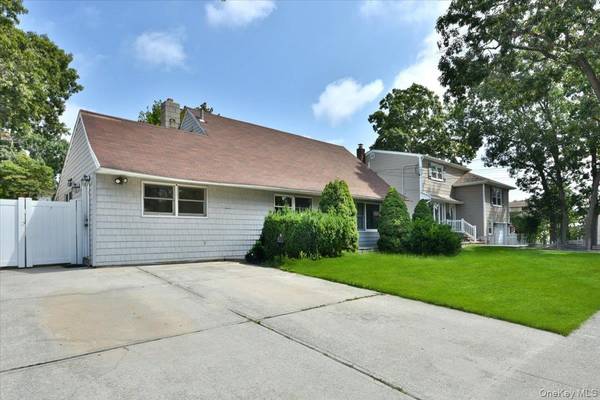257 Maple ST, Massapequa Park, NY 11762