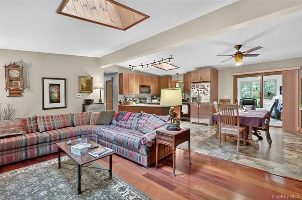 41 Penny LN, Highland, NY 12528