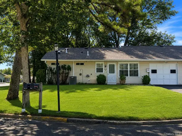 344 Woodbridge DR #B, Ridge, NY 11961
