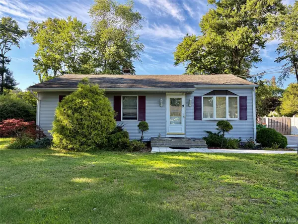 9 Ash LN, Hyde Park, NY 12538