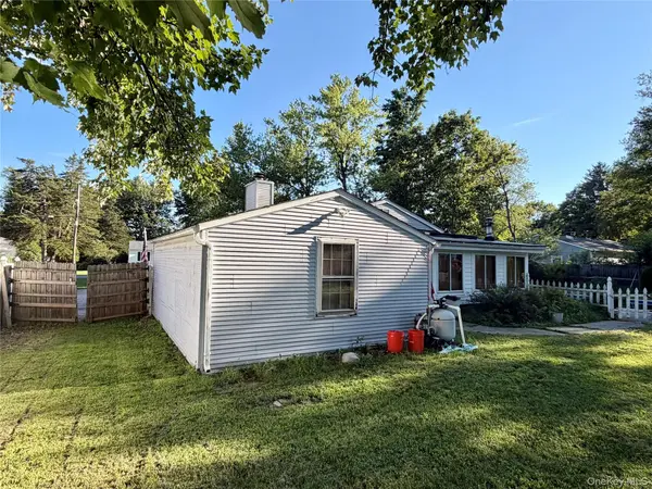 9 Ash LN, Hyde Park, NY 12538