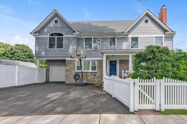1 Windsor PL, Lynbrook, NY 11563