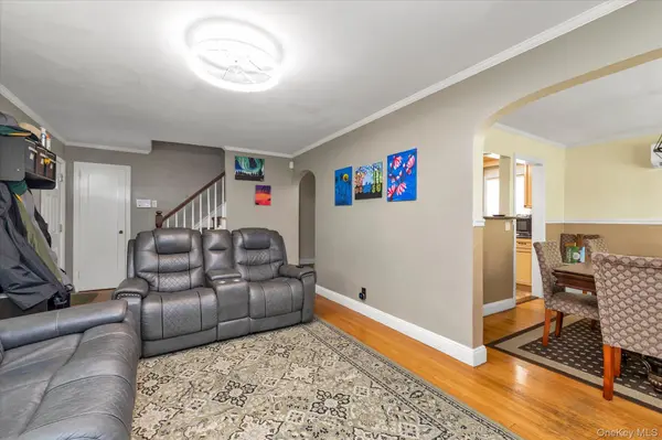 1 Windsor PL, Lynbrook, NY 11563