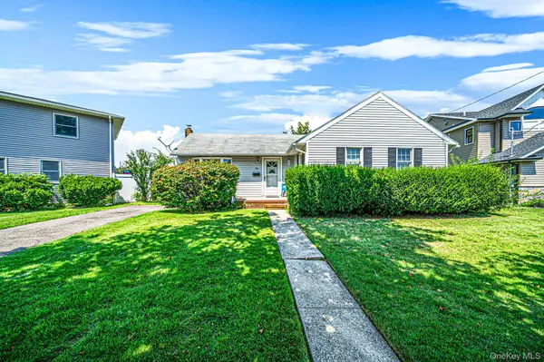1 Bradish LN, Babylon, NY 11702