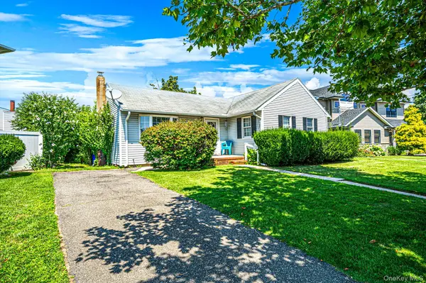 1 Bradish LN, Babylon, NY 11702