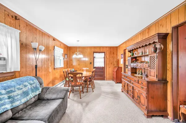 1 Bradish LN, Babylon, NY 11702