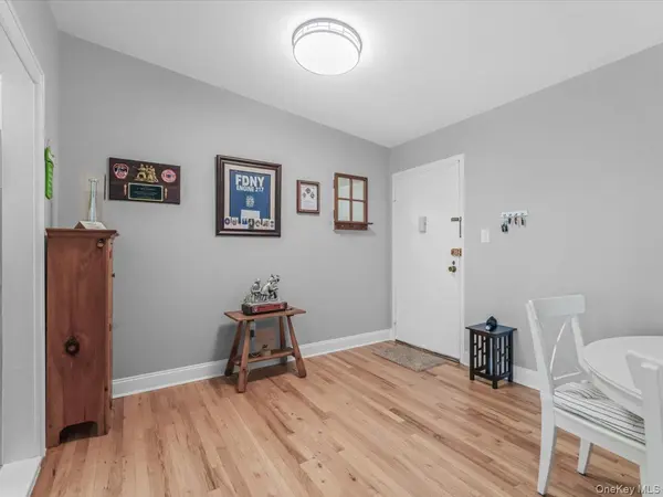 4 Rose ST #Apt 6 B2, Oceanside, NY 11572