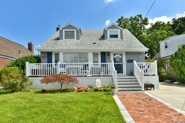 374 Andrews RD, Mineola, NY 11501