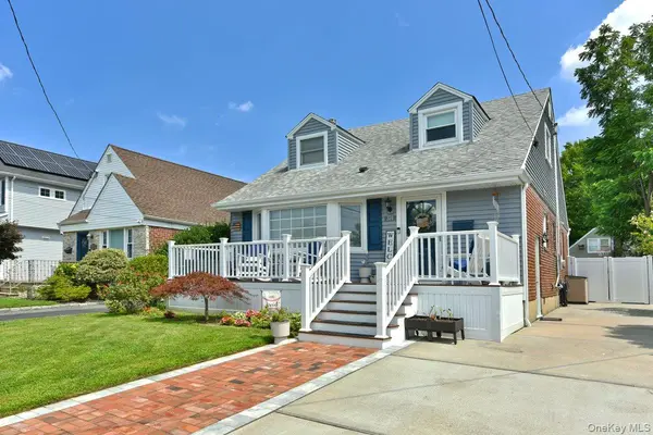 374 Andrews RD, Mineola, NY 11501