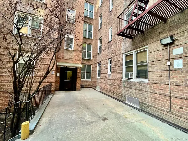 134-33 Blossom Ave #3B, Flushing, NY 11355