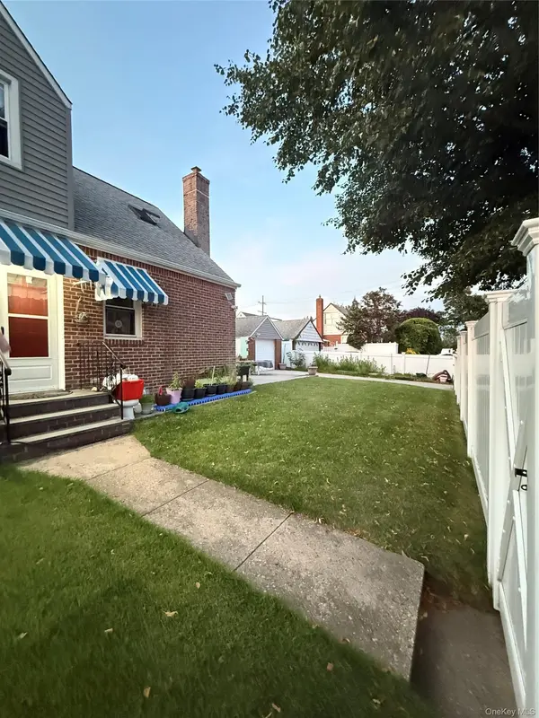 71 Ribbon ST, Franklin Square, NY 11010