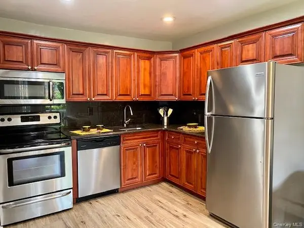 393 Great East Neck RD #393D, West Babylon, NY 11704
