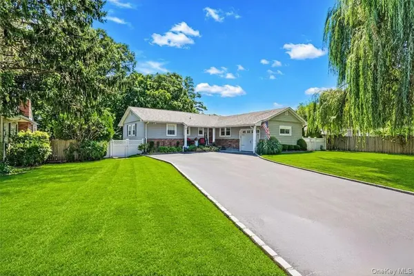 15 Locksley LN, Nesconset, NY 11767