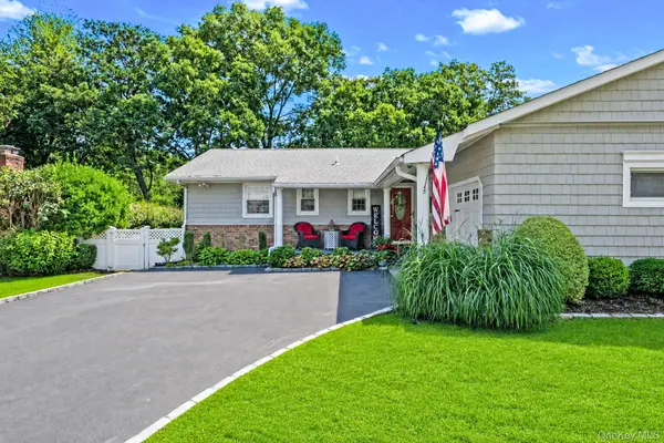15 Locksley LN, Nesconset, NY 11767