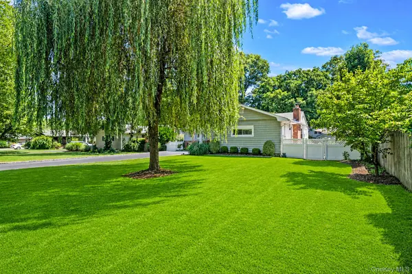 15 Locksley LN, Nesconset, NY 11767