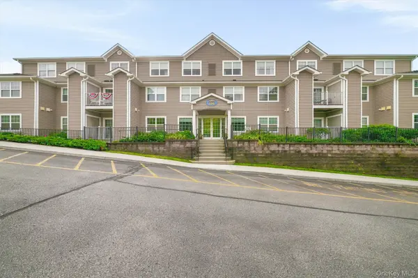 100 Woodcrest LN #124, Mount Kisco, NY 10549