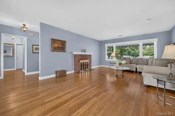 4 Woodleaf CT, Cold Spring Harbor, NY 11724