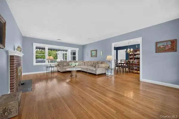 4 Woodleaf CT, Cold Spring Harbor, NY 11724