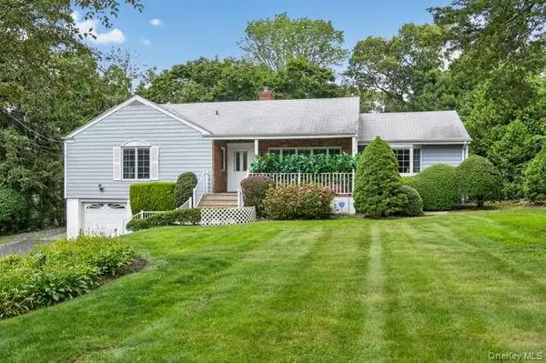 4 Woodleaf CT, Cold Spring Harbor, NY 11724
