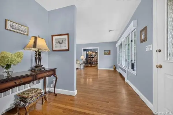 4 Woodleaf CT, Cold Spring Harbor, NY 11724