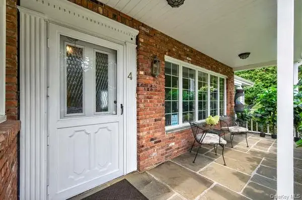 4 Woodleaf CT, Cold Spring Harbor, NY 11724