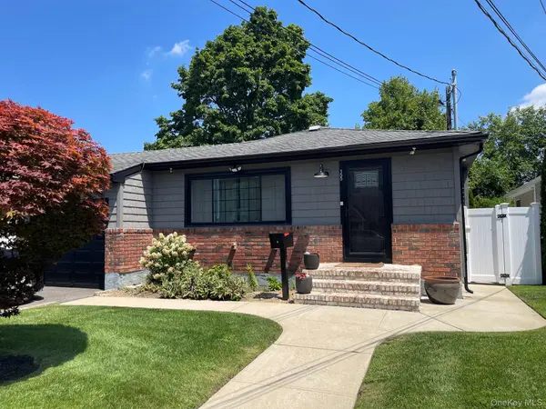 155 Secatogue AVE, Farmingdale, NY 11735