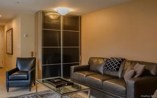 21-70 31 ST #3R, Astoria, NY 11105