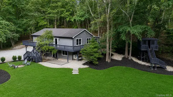 644 Bread And Cheese Hollow RD, Northport, NY 11768