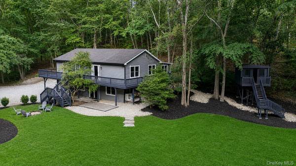 644 Bread And Cheese Hollow RD, Northport, NY 11768