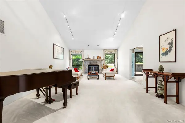10 Doral DR, Manhasset, NY 11030
