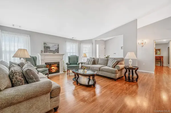 19 Sayville CT, Ridge, NY 11961