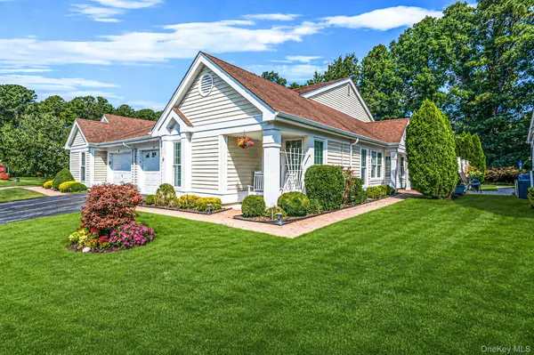 19 Sayville CT, Ridge, NY 11961