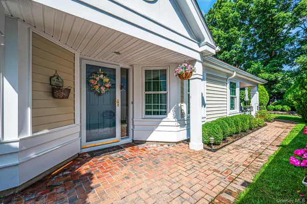 19 Sayville CT, Ridge, NY 11961