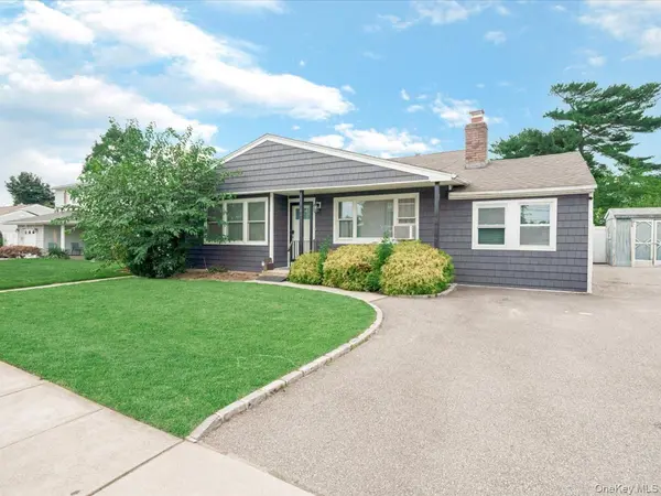 14 Lois LN, Farmingdale, NY 11735
