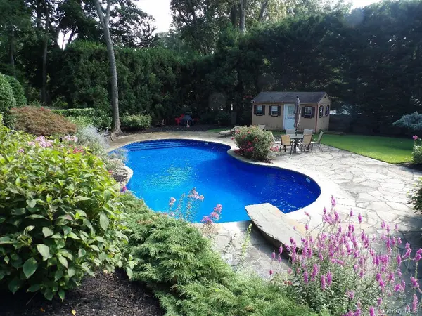 10 George Hill RD, Mount Sinai, NY 11766