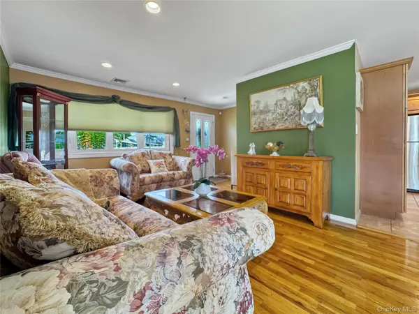 2810 Charles RD, Wantagh, NY 11793