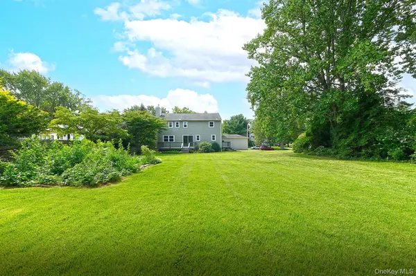 6 Duquesne DR, Greenlawn, NY 11740