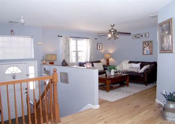 11 Doral LN, Yaphank, NY 11980