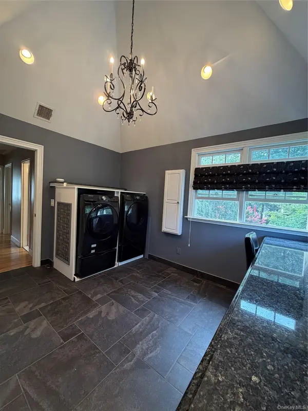 24 Arlington AVE, Smithtown, NY 11780